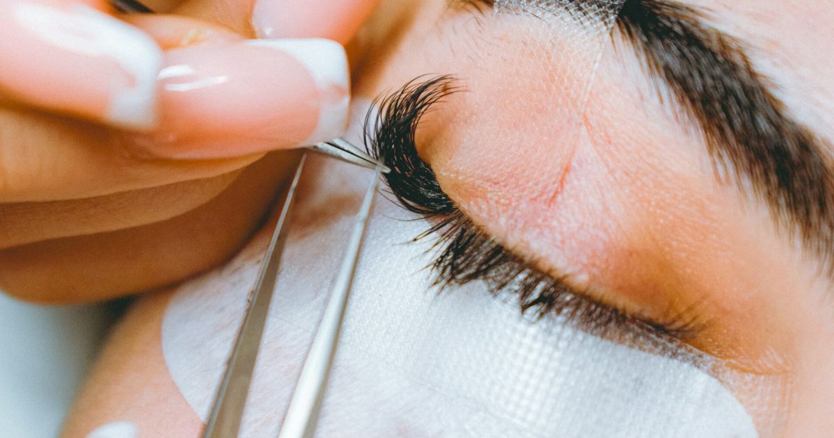 Curso de Alongamento de cílios gratuito em Divinópolis MG